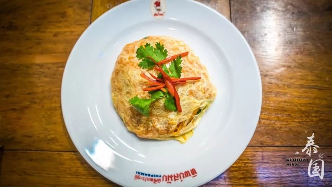 用最少的钱,玩最好的游览——泰国 曼谷街头网红餐厅Thip Samai里的招牌蛋包泰式炒.jpg