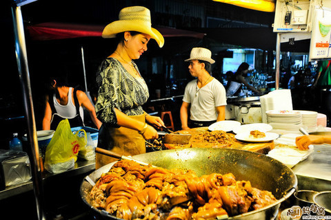 泰国10种人气美食,来这旅游一定要尝尝! 7、猪脚饭.jpg