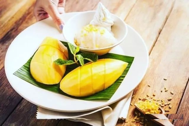 noxa20告诉您:泰式传统甜品有哪些? 芒果糯米饭 Khao Nieow Ma Muang.jpg