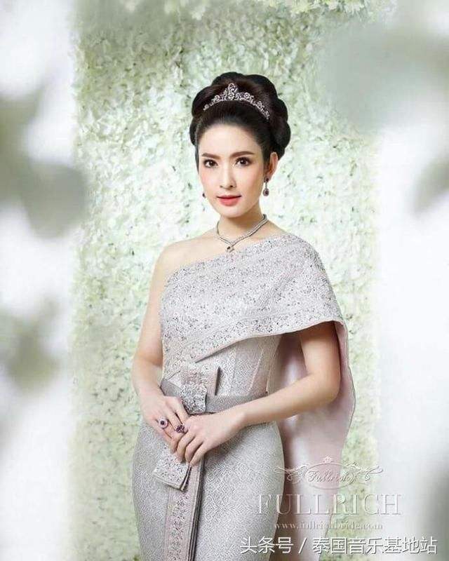 中外化妆品竞争的主要市场为中高档化妆品