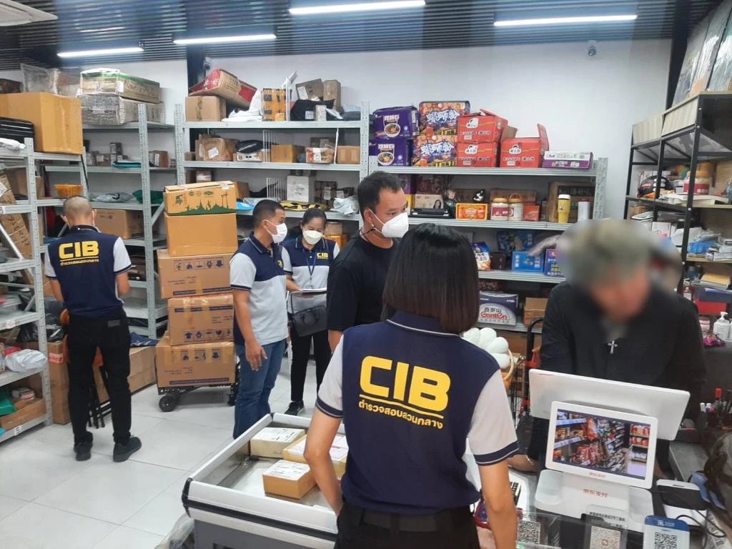 泰国警方在曼谷某地查获近1500根中国双汇火腿肠!