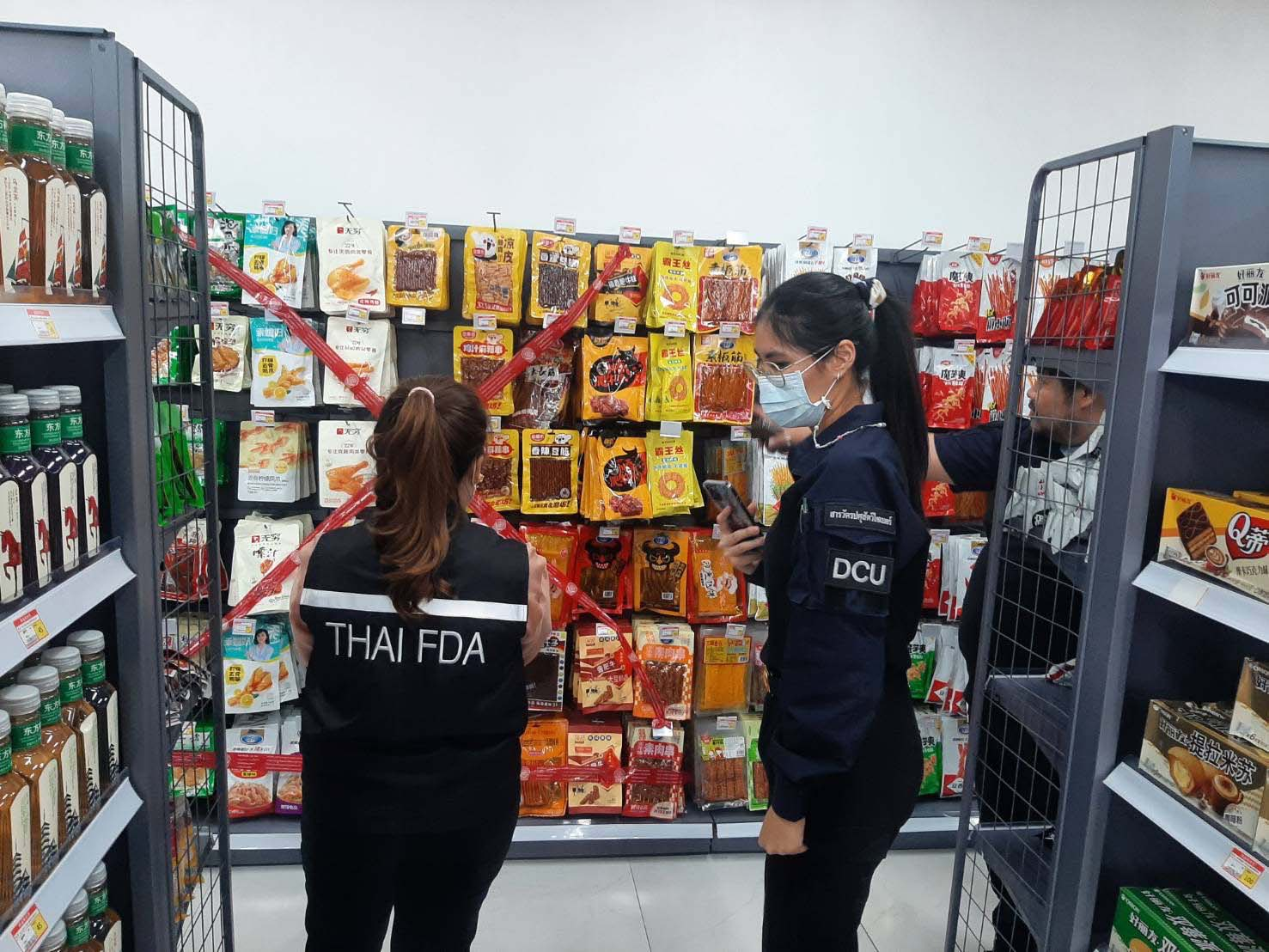 泰国警方在曼谷某地查获近1500根中国双汇火腿肠!