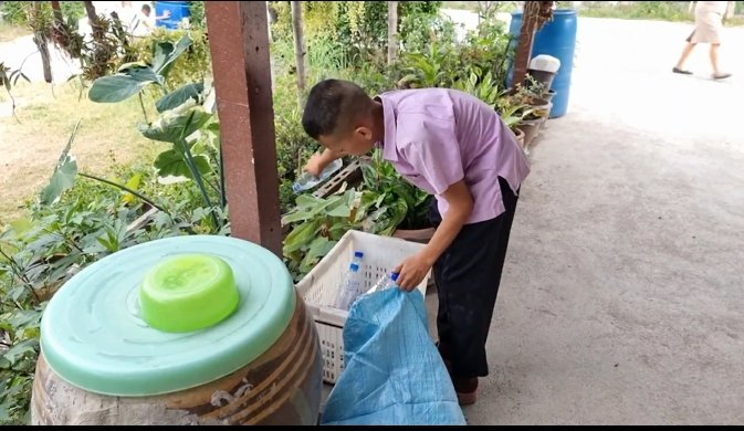感人泪下!泰国11岁小男孩靠收集废品独自赡养残疾母亲
