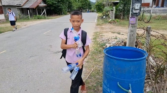 感人泪下!泰国11岁小男孩靠收集废品独自赡养残疾母亲