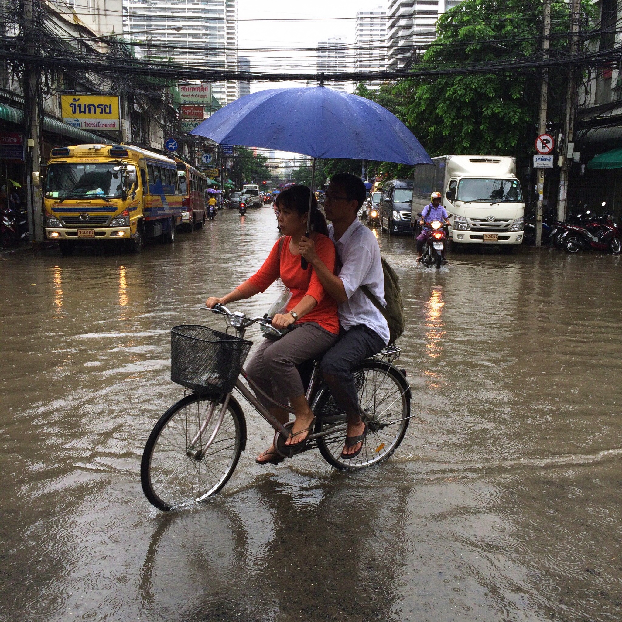 曼谷暴雨街道积水 排水措施持续进行