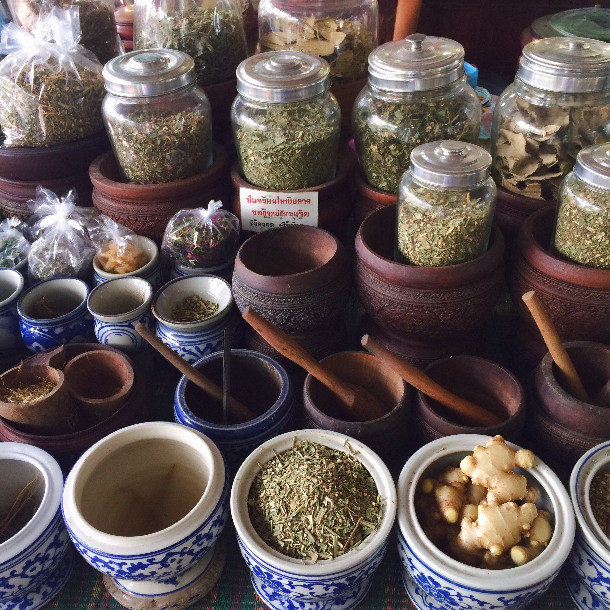 泰国三大草药药膏丸剂对比与家庭选购指南