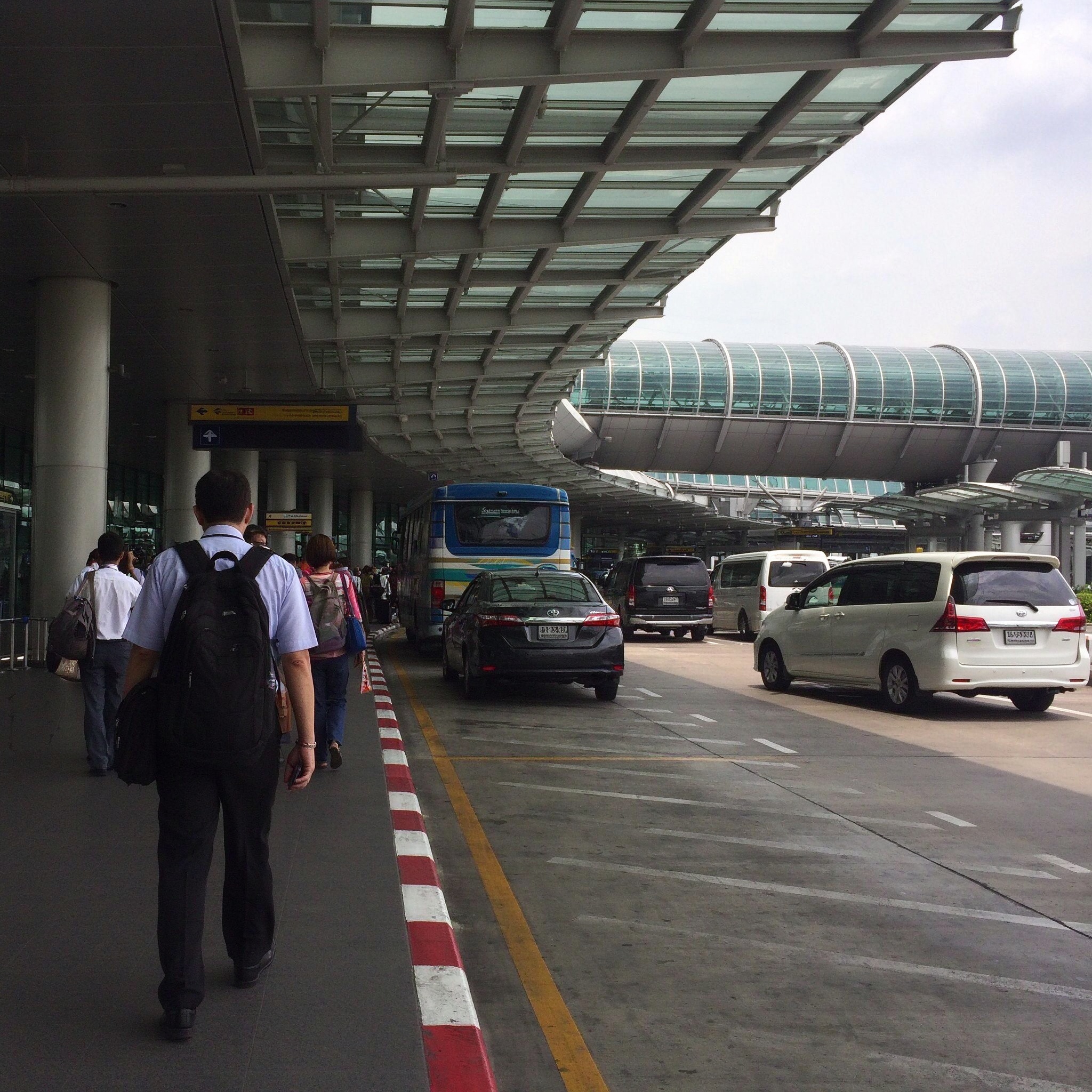 曼谷素万那普机场结束洪灾期间免费停车