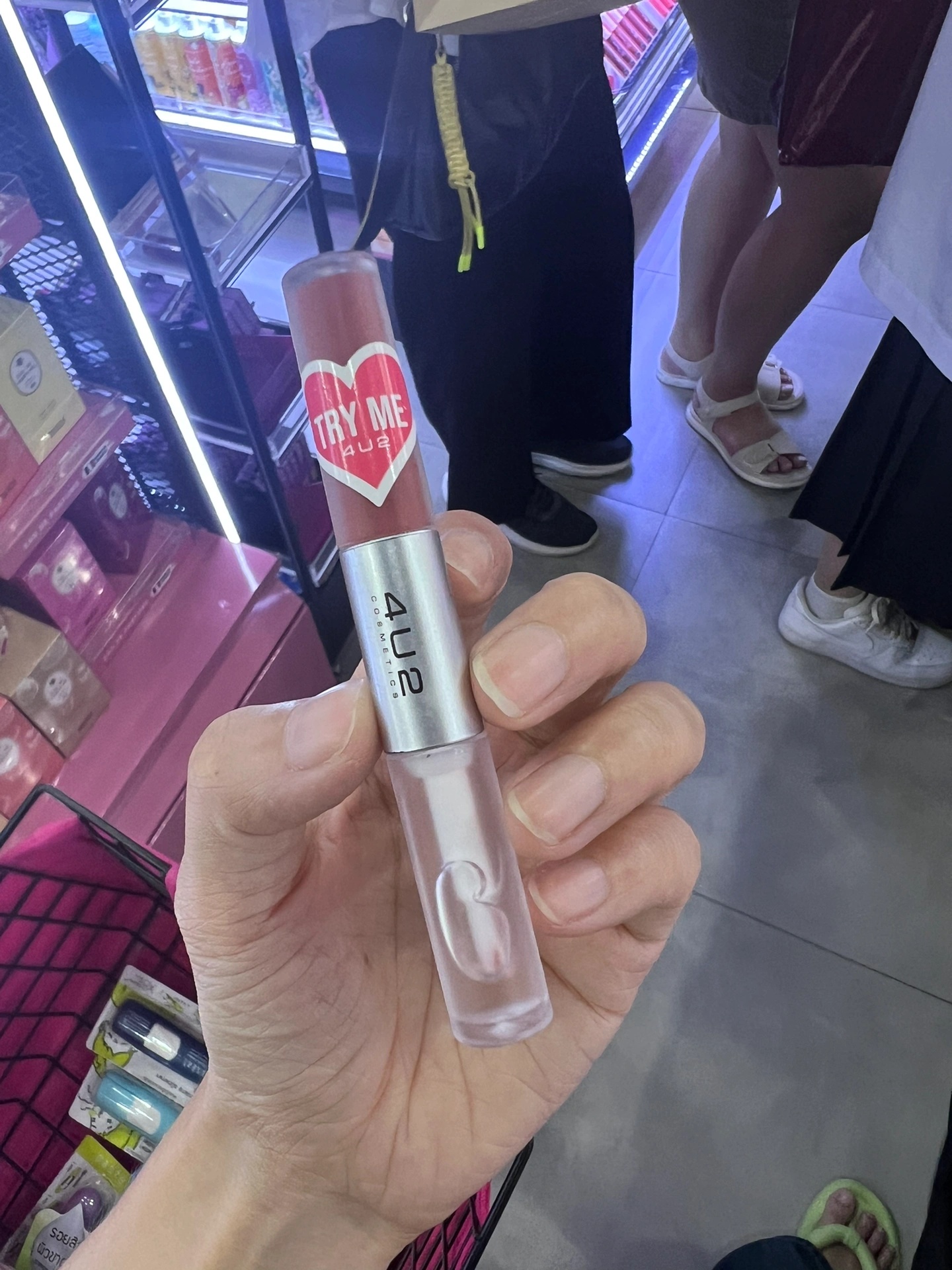 甜心必收!4U2爱心唇釉把泰式糖心妆感涂上双唇 4U2爱心唇釉手部试色与质地展示产品图