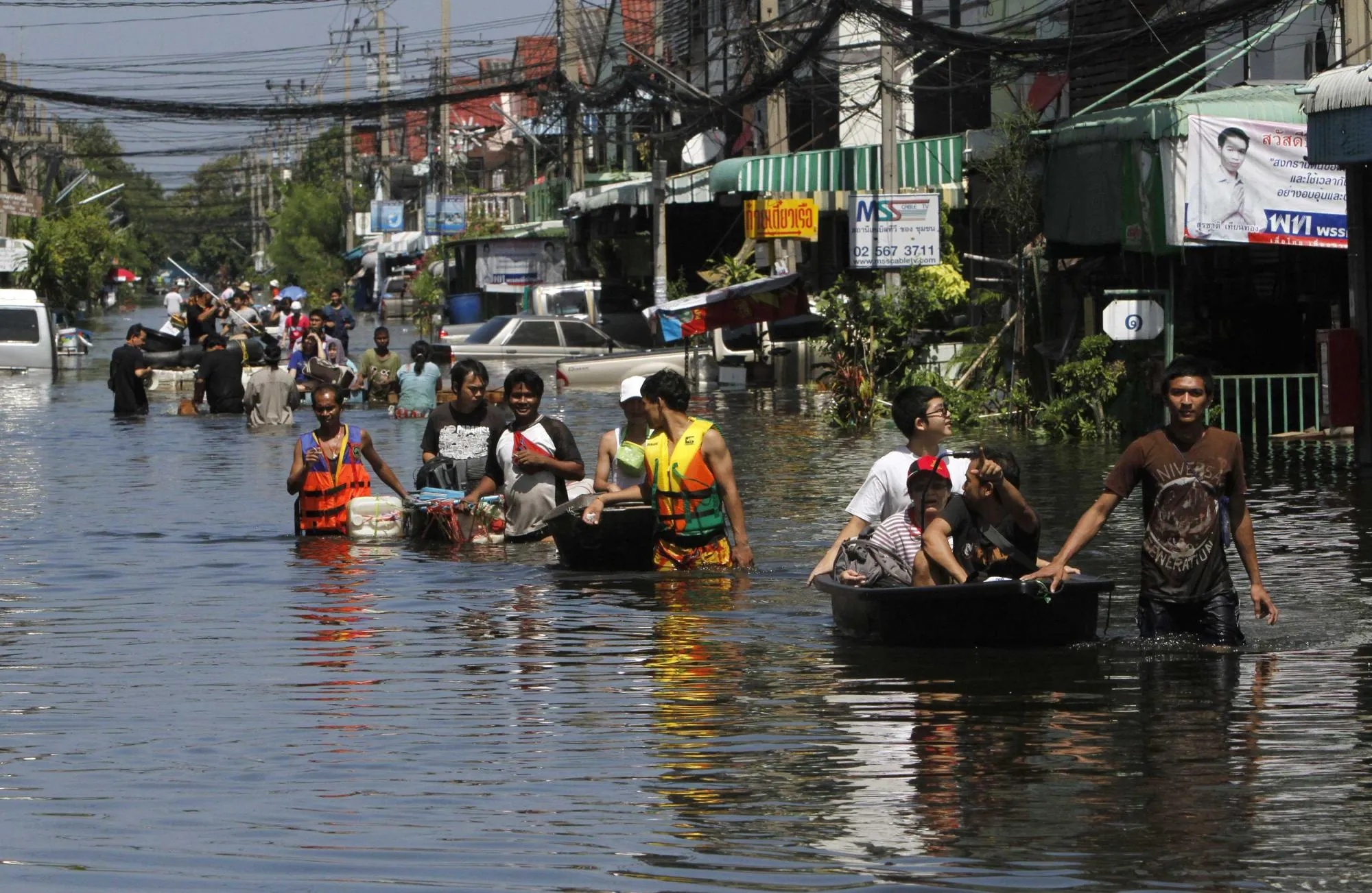 泰国今日要闻：洪灾已致71人死亡、IMF世行年会在曼谷开幕、王后首驾战机
