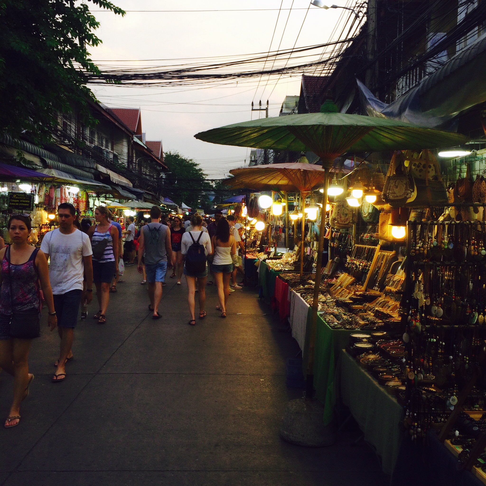 清迈周日夜市：手工艺品美食一条街