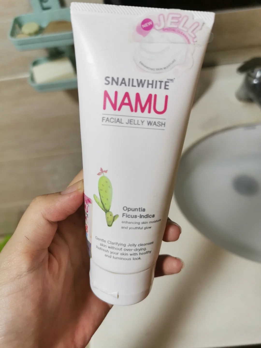 洗面奶揉搓起泡清洁过程产品图