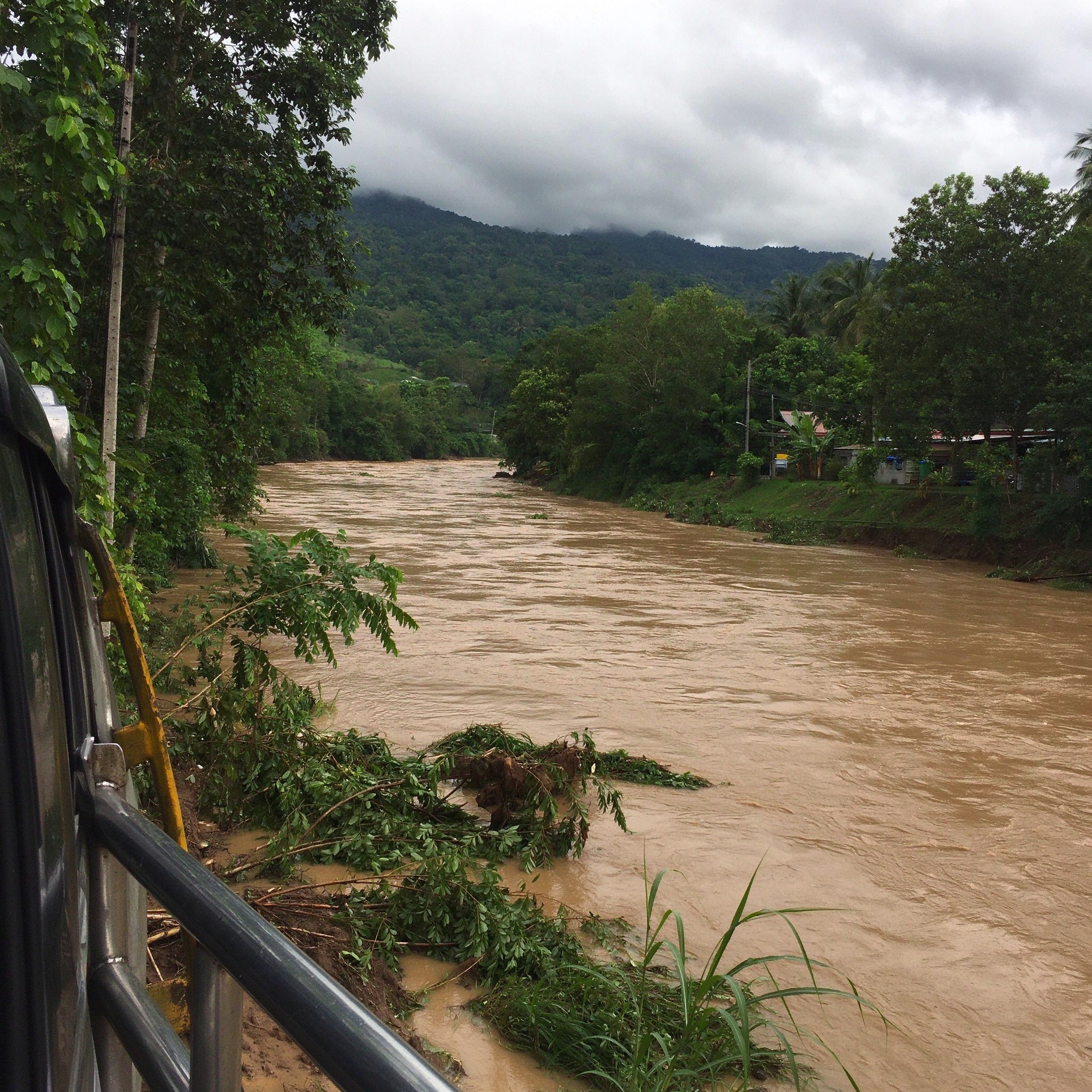 泰国十五府面临山洪暴发新警告 南部雨季持续