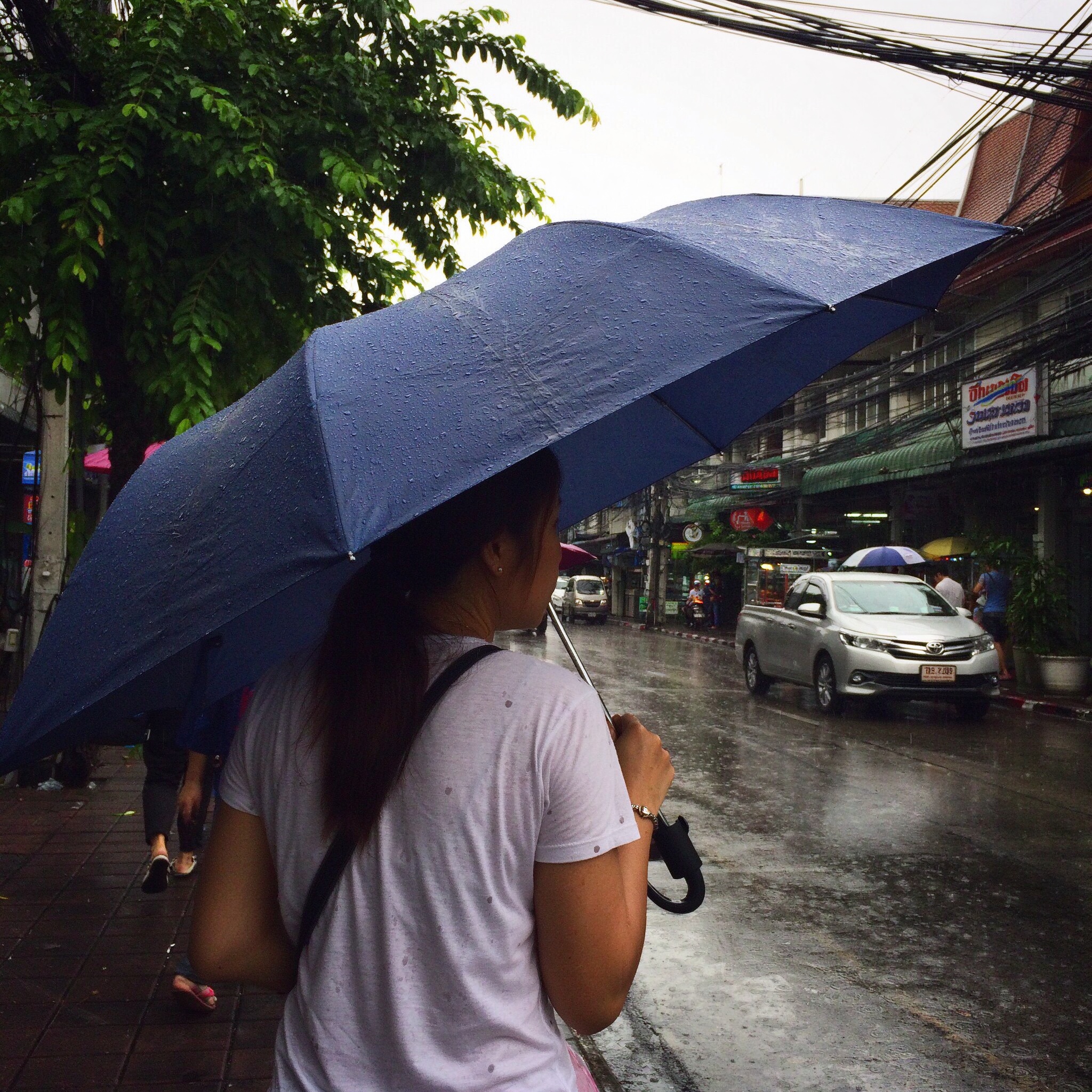 泰国雨季痛风预防：湿热天气关节保护
