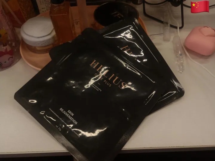 HerHyness撕拉面膜胶状质地涂抹展示产品图
