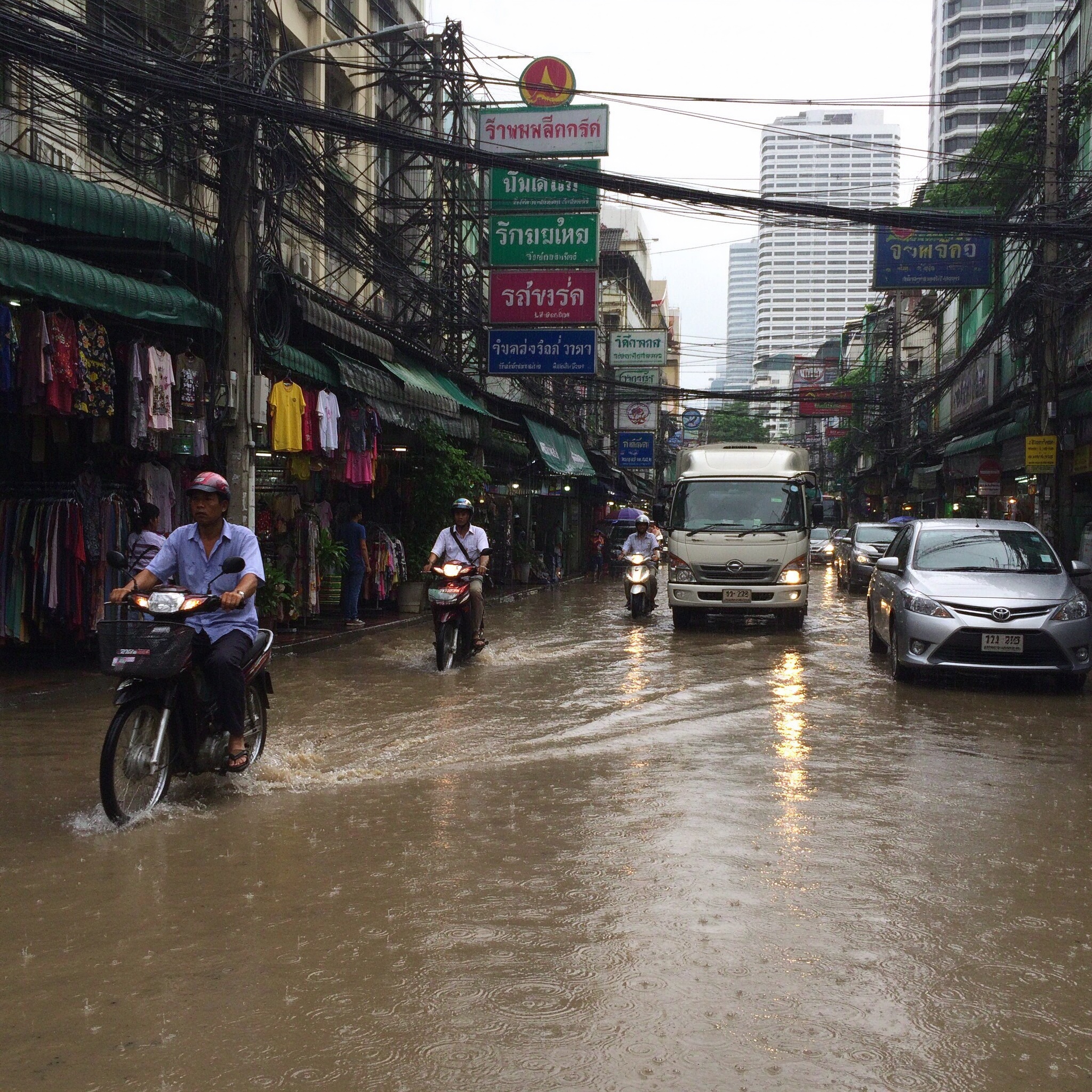 泰国14府暴雨 曼谷60%区域雷雨