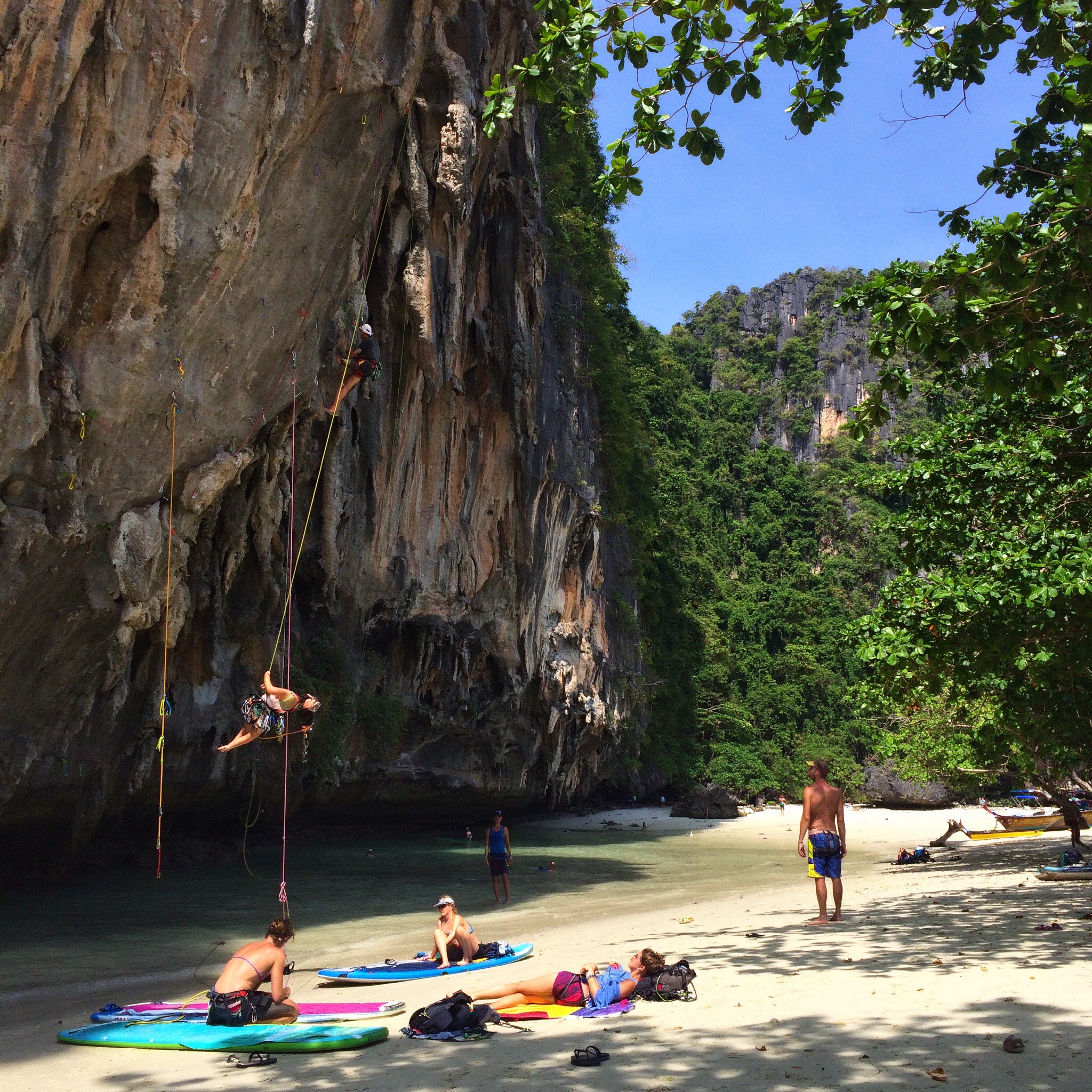 Railay海滩:甲米峭壁环绕 攀岩胜地 Railay海滩